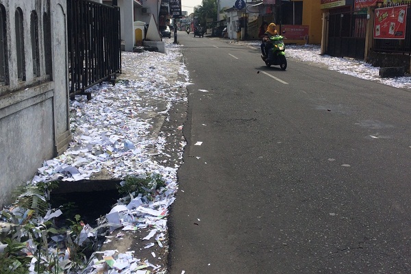 Sampah  Petasan Berserakan di Jalanan