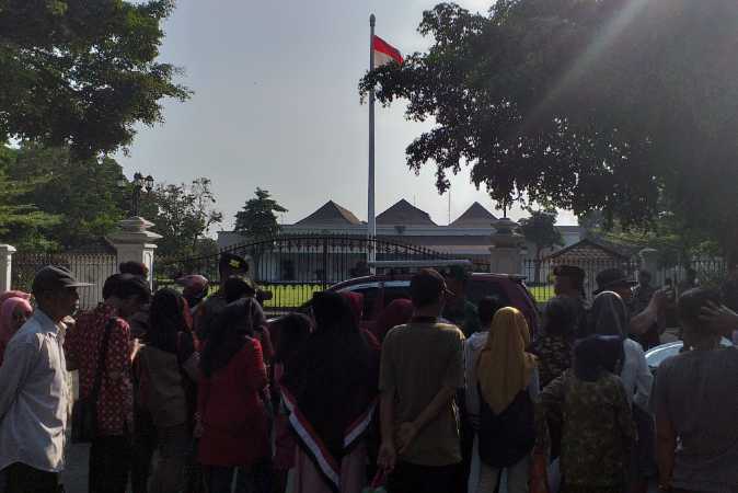 Ribuan Warga Menanti Kehadiran Jokowi di Malioboro