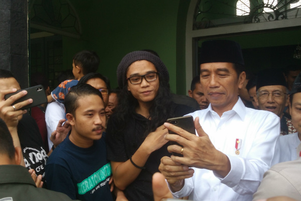 Usai Salat di Masjid Syuhada, Jokowi Layani Jemaah yang Meminta Foto