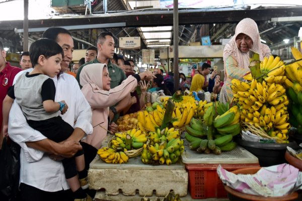 Presiden Jokowi Belanja di Pasar Gede Solo, Lihat Siapa Tukang Angkat Belanjaannya!
