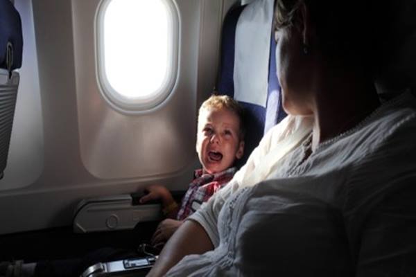 Tak Perlu Panik, Lakukan Ini Jika Anak Menangis di Pesawat