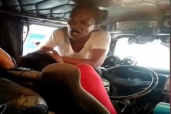 Sopir Bus Dihajar Istri di Depan Penumpang Gara-Gara Berselingkuh