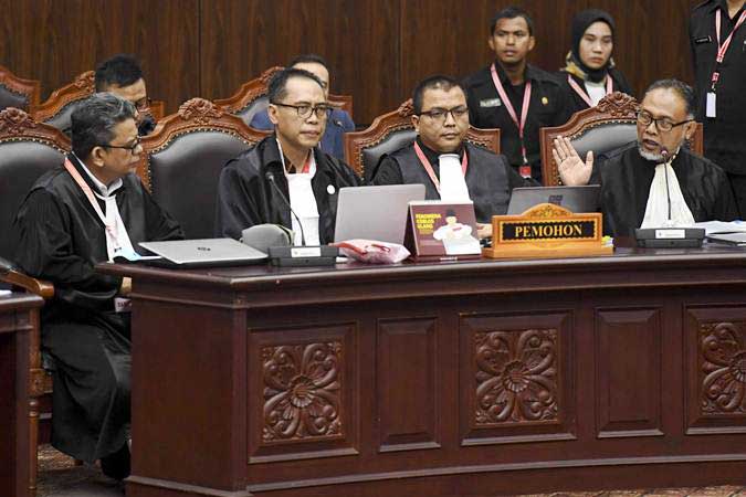 Hakim MK Skors Sidang saat Kuasa Hukum Prabowo-Sandi Bacakan Materi Gugatan