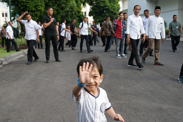 Sabtu Pagi, Jokowi dan Ethes Main Bola di Pantai Sanur Bali