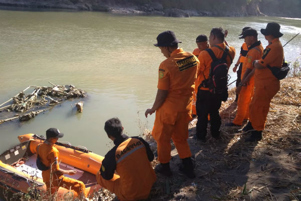 Basarnas Lanjutkan Pencarian Penumpang KM Nusa Kenari 02