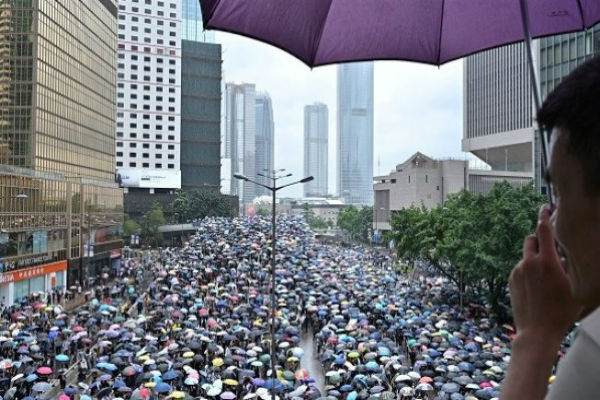 Seperti Laut Merah yang Terbelah, Aksi Ribuan Demonstran Hong Kong Beri Jalan Ambulans Lewat, Bikin Kagum
