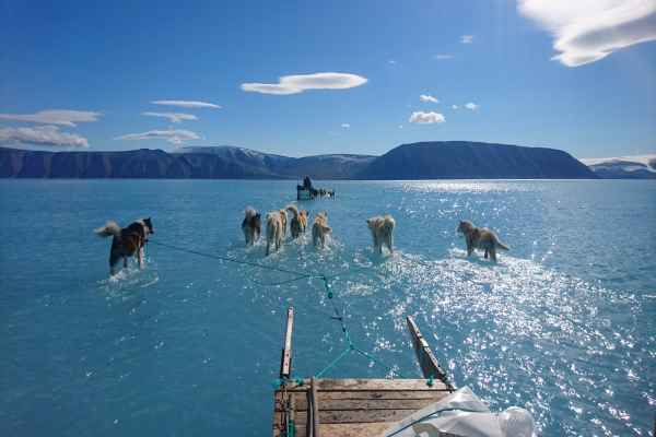 Suhu Meningkat, Lapisan Es di Greenland Mencair Secara Ganjil