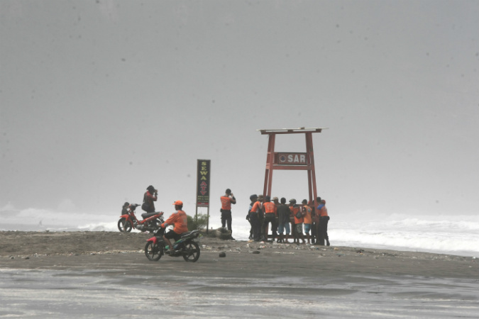  5 Wisatawan Asal Solo Terseret Ombak di Pantai Baru, 2 Hilang