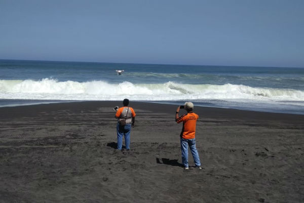 Drone Diterbangkan Mencari Ferry Anto dan Anaknya yang Hilang di Pantai Baru