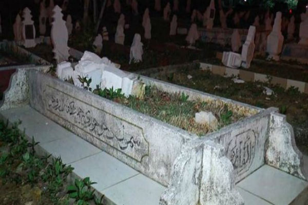 Puluhan Makam Khusus Muslim Dirusak dan Dibakar