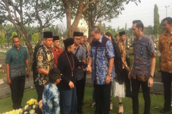 Sama-Sama Ziarahi Makam Istri, SBY dan BJ Habibie Bertemu di TMP Kalibata