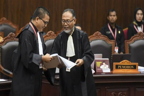 Sesama Alumni UGM, Denny Indrayana Bongkar Rekam Jejak Saksi Ahli Jokowi, Eddy Hiariej