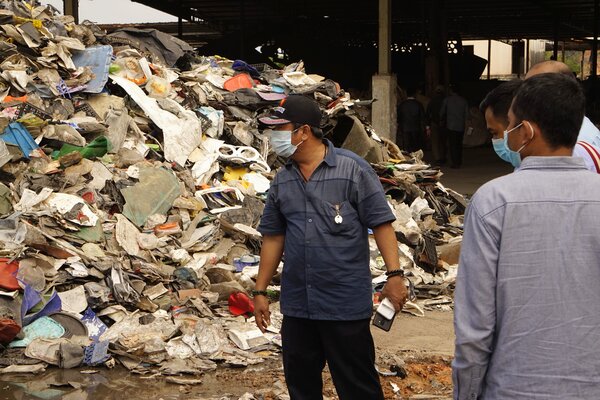 Sidak, Petugas Temukan Perusahaan Plastik di Batam Timbun Sampah Impor