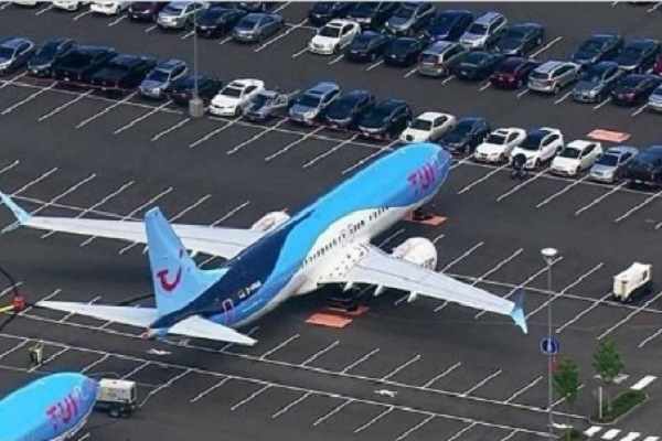 Pesawat Boeing Parkir di Parkiran Mobil, Ini Faktanya..