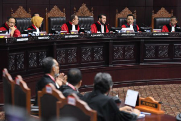 Dengar Hakim MK di Sidang Putusan Sengketa Pilpres, Tim Hukum Prabowo Bernyanyi Dunia Panggung Sandiwara