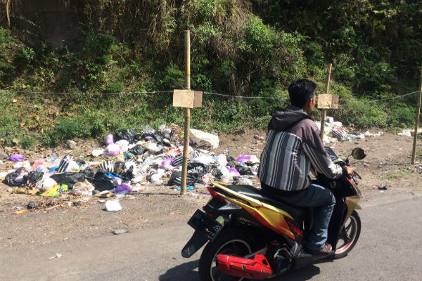Warga Banteng Kesal dengan Sampah Liar di Tepi Jalan