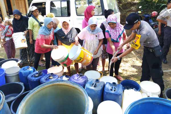 Polisi Ikut Bantu Air Bersih untuk Warga di Pegunungan Menoreh