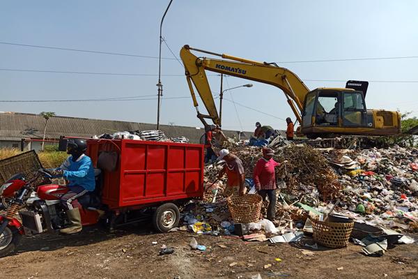 Pengangkut Sampah di Kartasura Pakai Uang Pribadi untuk Beli Kendaraan 