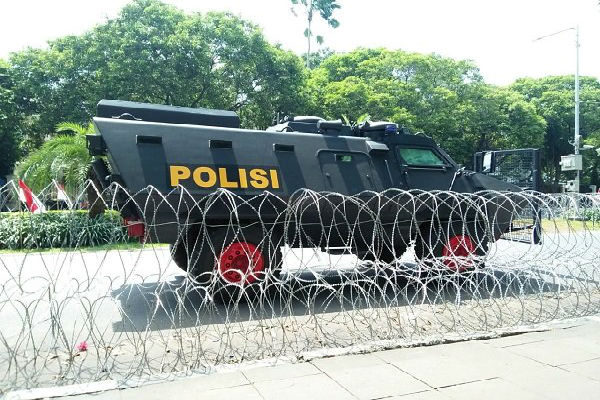  Meski Tak Ada Permohonan Aksi Jelang Penetapan Presiden dan Wapres, Polisi Pasang Kawat Berduri di Depan Gedung KPU