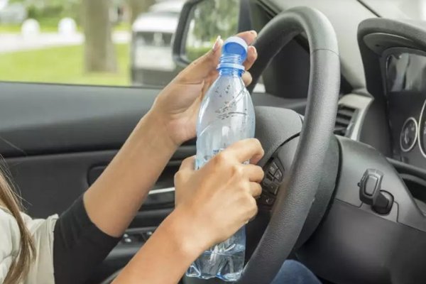 Awas, Jangan Simpan Botol Berisi Air di Mobil, Ini Bahayanya!