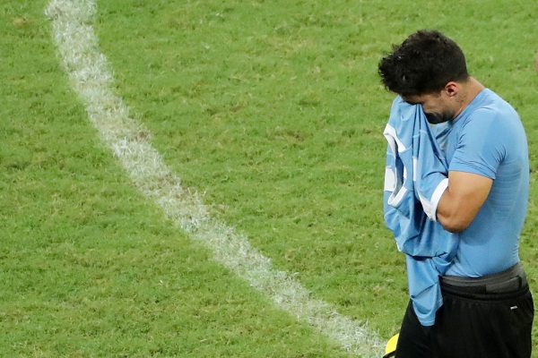 Suarez Menangis karena Jadi Biang Kekalahan Uruguay