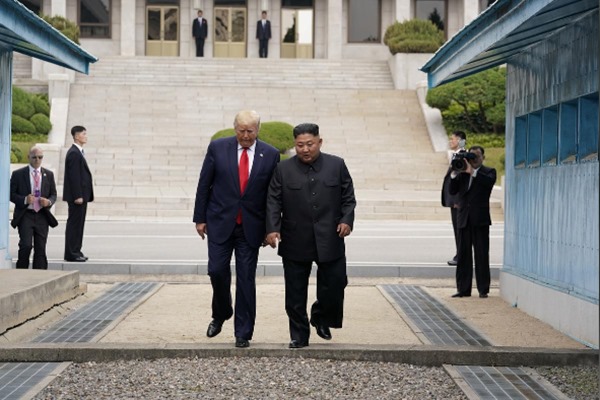 Sejarah, Trump Jadi Presiden AS Pertama yang Injakkan Kaki di Korut