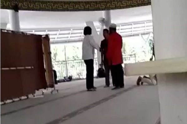 Anjing yang Dibawa Perempuan Masuk ke Masjid Mati Tertabrak