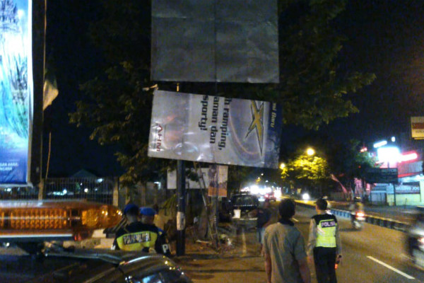 Bodong, 2 Reklame Raksasa di Jalan Magelang Dibongkar Paksa