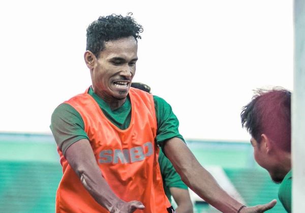 Brace Haris Tuharea Bawa PSS Kalahkan Kalteng Putra 2-0 di Babak I