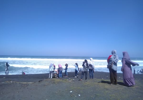 Gelombang Tinggi, Wisata Pantai Tetap Ramai