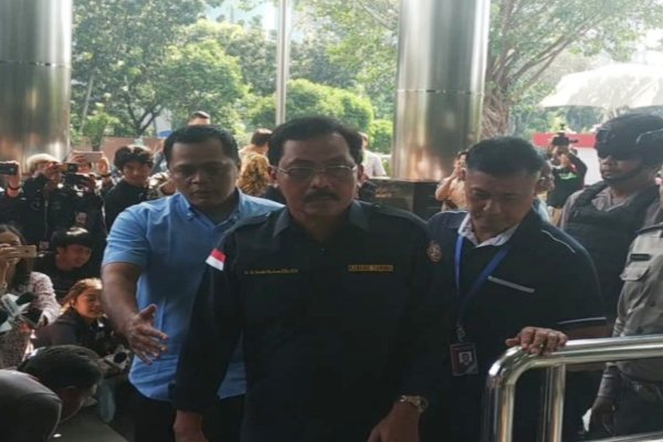 Terkena OTT, Gubernur Kepri Tiba di Gedung KPK