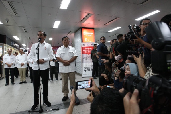 Jokowi: Saya Tahu Pak Prabowo Belum Pernah Coba MRT