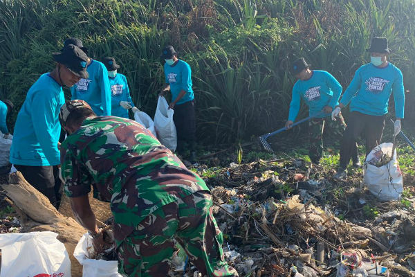 Karyawan PT PLN Ikut Bersihkan Pantai Samas