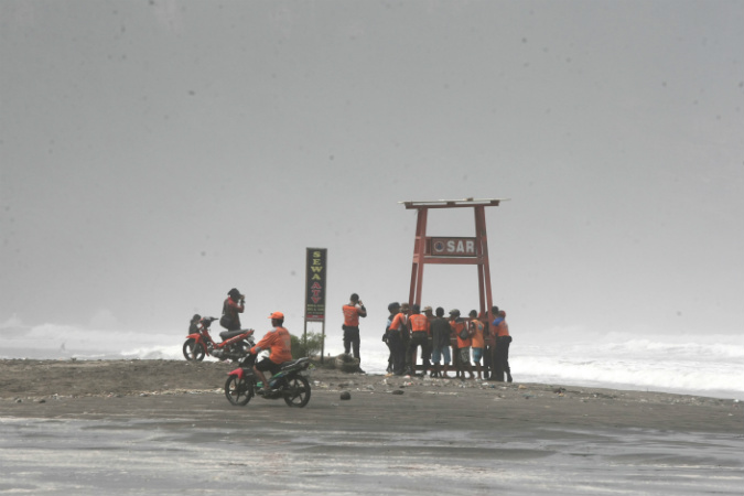 Ramai Aksi Serbu Pantai Parangtritis Pakai Baju Hijau