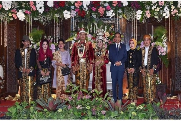 Baca Undangan Milik Wartawan, Jokowi Hadiri Pernikahan Putri Sujiwo Tejo