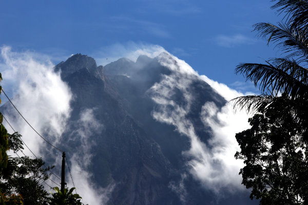 Gunung Merapi Luncurkan Awan Panas Guguran Sejauh 1 Km