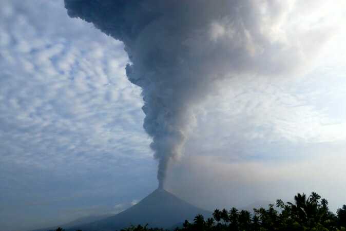 PVMBG Pantau Guguran Lava Erupsi Gunung Karangetang 