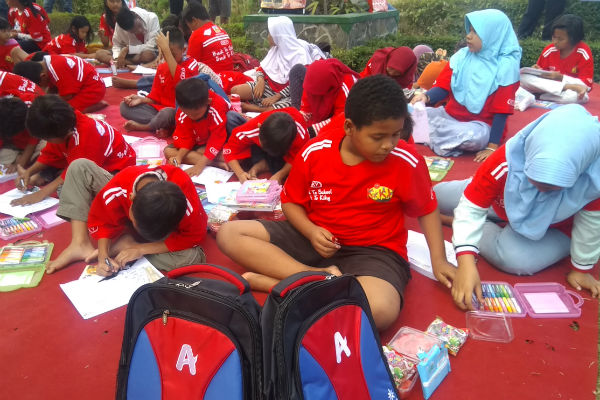  Puluhan Anak Jalanan di Jogja Dapat Donasi Paket Alat Tulis dan Tas Sekolah
