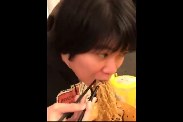 Video Viral: Gempa Mengguncang, Gadis Ini Tetap Santai Makan di Mal