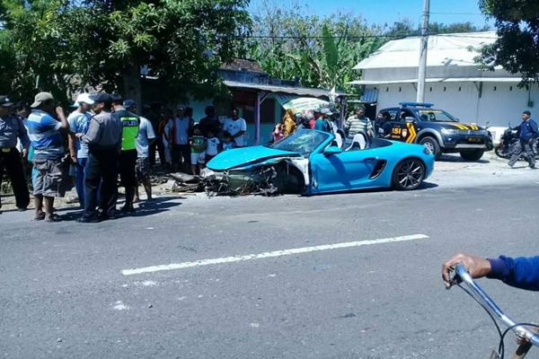 Mobil Mewah Rusak Parah di Magetan, Netizen: Tinggal Klaim Asuransi