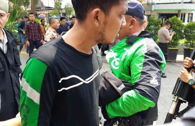 Provokator Beratribut Grab Ditangkap dalam Aksi Damai di Kantor Gojek