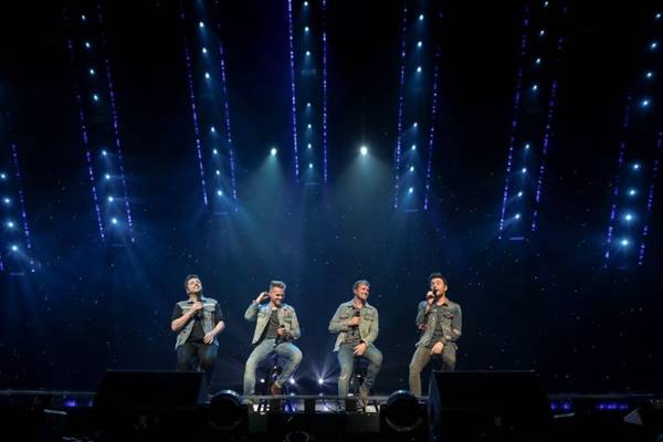 Penonton Histeris Ketika Westlife Peluk Penggemar di Panggung
