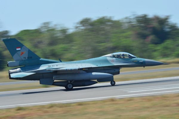 F-16 Lanud Iswahjudi Bawa Belasan Bom Menuju Puslatpur Marinir Situbondo