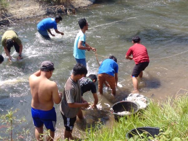 Sudah Diperingatkan, Masyarakat Masih Mencuci Jeroan di Selokan Mataram
