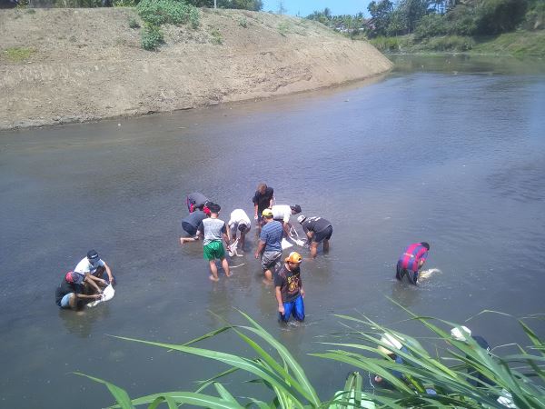 Imbauan Pemkab Kulonprogo Diabaikan, Warga Tetap Cuci Jeroan di Sungai