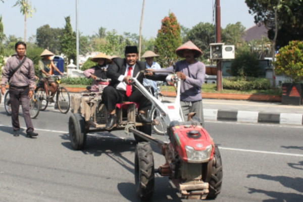 Unik, Anggota DPRD Sleman Ini Datang ke Pelantikan Naik Traktor