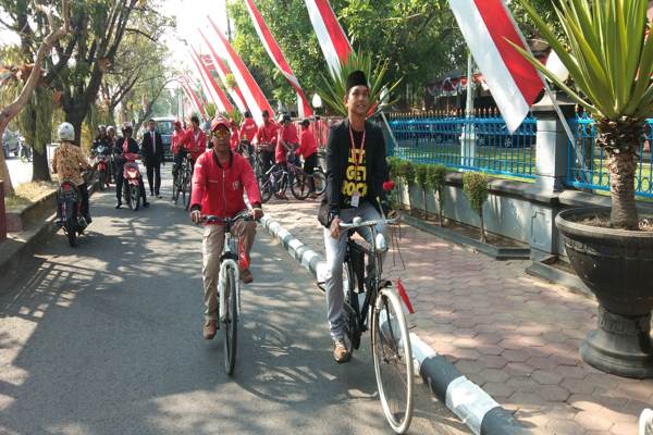 Caleg PSI Hadiri Pelantikan di DPRD Solo Naik Sepeda Ontel