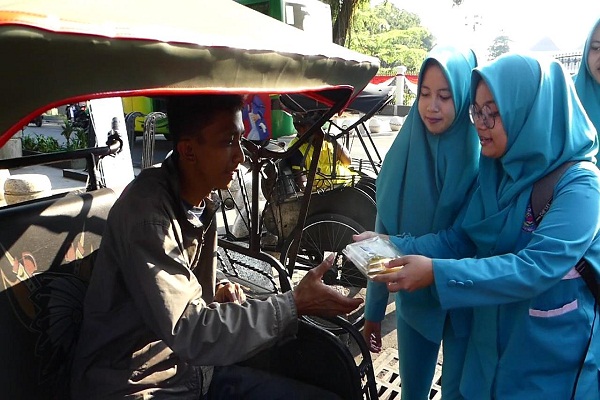 Siswa SMK Insan Mulia Bagikan Olahan Daging Kurban di Malioboro