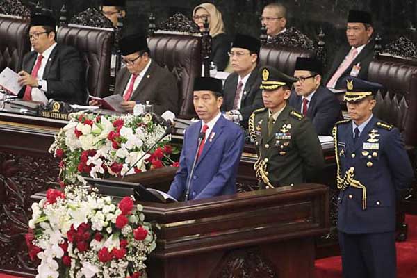 Masyarakat Beraktivitas Biasa Jelang Pidato Kenegaraan Jokowi