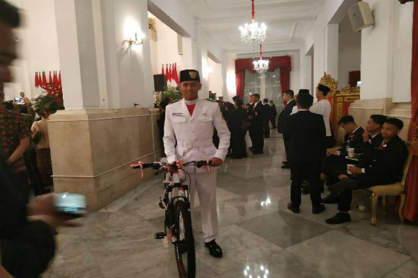 Grogi saat Mengerek Bendera, Anggota Paskibaraka Ini Malah Dihadiahi Sepeda oleh Jokowi